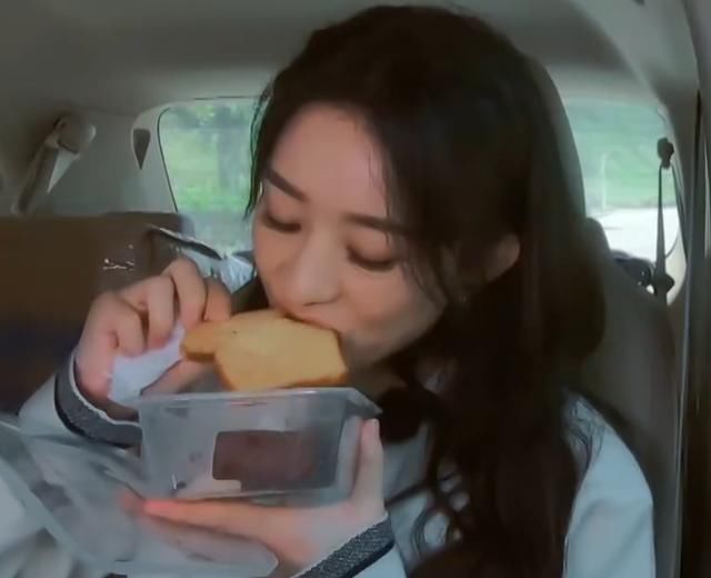  原谅|被问是不是吃货？赵丽颖当即否认，却看她双手举动，原谅我笑出声