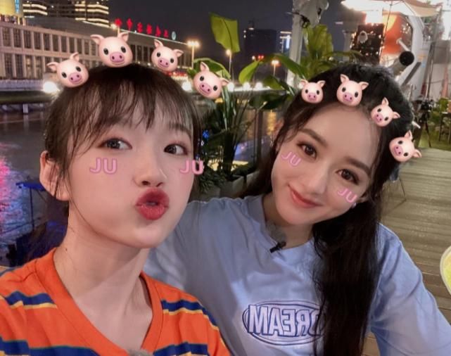  让人觉得很|《中餐厅》赵丽颖被小妹妹“求合照”，十级大眼滤镜下，32岁颜值令人崩溃