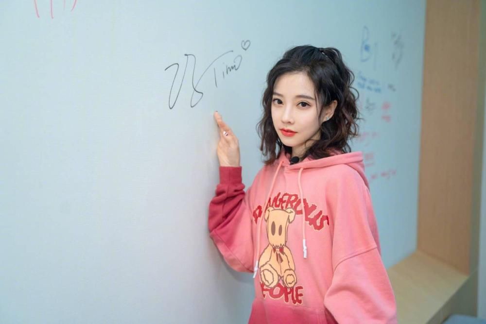  综艺|冯提莫参与综艺发布会，与大咖歌手相处融洽，化身成中华小曲库