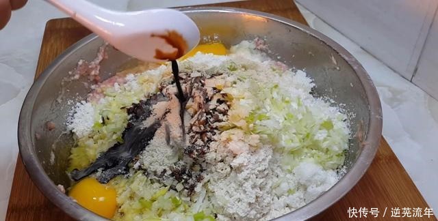 丸子|不管炸什么丸子,都别直接下锅,教你简单一做,过年5斤不够吃!