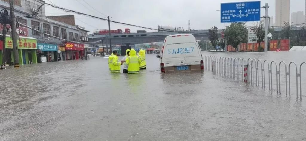 救助|手挽手心连心 民警暴雨中皮划艇救助孕妇