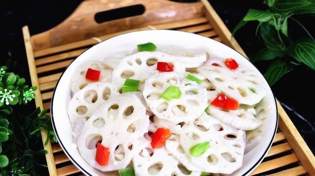  莲藕|炒莲藕，不能将莲藕直接下锅！多做一步，莲藕白嫩还不变色，好吃