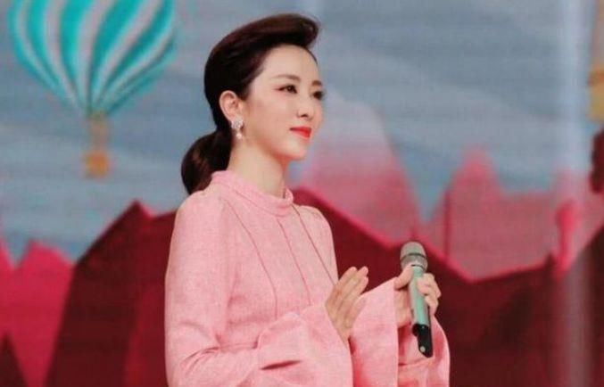  嘲笑|她是央视最美主持人，春晚上主持失误被嘲笑，事业巅峰连生俩娃！