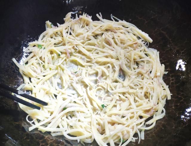 好吃|今天吃什么?土豆丝煎饼,酥脆爽口好吃又健康,家里的小朋友最爱