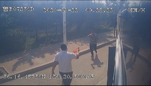 刘德胜|点赞!没有放置三脚架的故障私家车堵路,90后公交司机出手相助应急