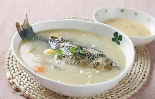  好喝|鱼汤要怎么炖才好喝？加水之前先煎一煎，鱼汤更鲜美可口！