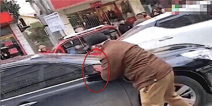 三轮车|违停车堵住三轮车，白发大爷“徒手拆车”，这劲得有多大