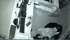 转账|西安一男子持刀抢劫药店，威逼女店员转账......刑拘！