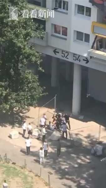  逃生|快跳楼!公寓失火两男童滚滚黑烟窗口逃生 视频曝路人徒手全接住