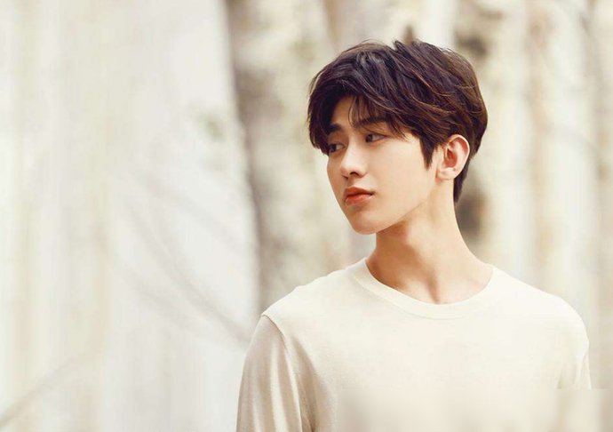 蔡徐坤|蔡徐坤首次跟女嘉宾牵手,还是十指紧扣,对方却完全没有任何反应