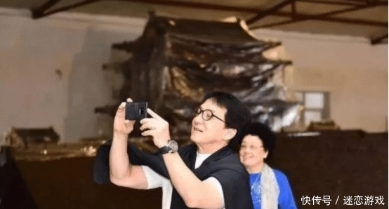 紫檀木博物|身价数十亿的成龙,到“唐僧”家做客看上一套衣柜,一问价格吓一跳