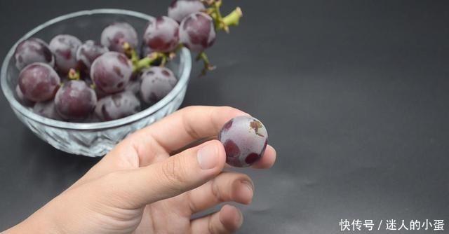  去皮|原来葡萄去皮去籽这么简单，只需一根牙签，轻松解决，方法太棒了