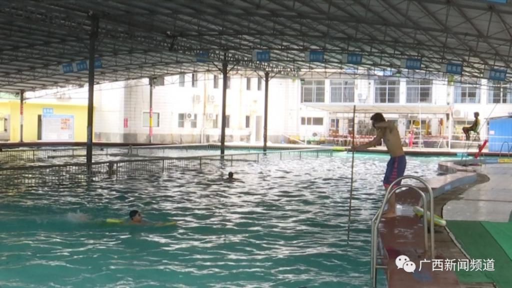  娃学|爸爸带娃学游泳，为了给手机充电，结果…