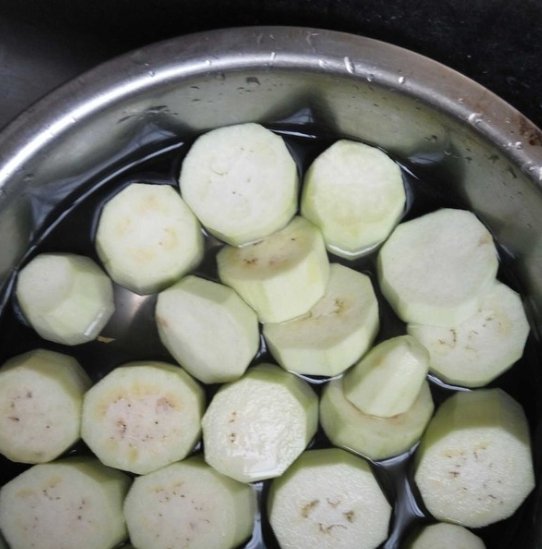  茄子|刚知道，炒茄子最忌先放油，大部分人不知道，茄子难吃油腻还发黑