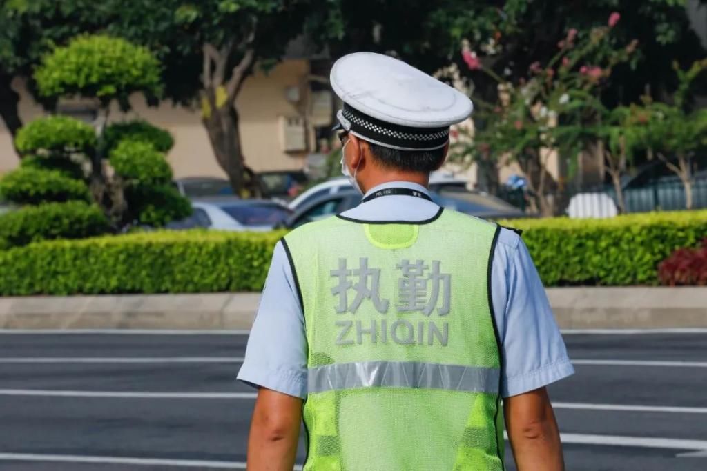 车占用机动车道行驶|美丽海沧，只因这些摆渡人在默默坚守...
