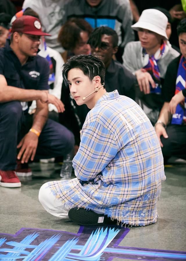 王嘉尔|王一博玩疯了!街舞选手:我听到王一博膝盖落地撞击声,真替他疼