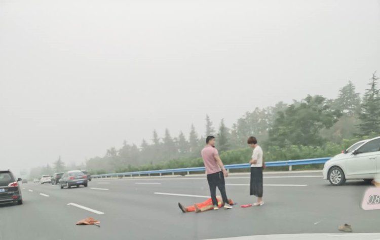  机场|今晨机场高速发生一起私家车撞环卫工事故