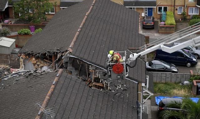  老妇|祸从天降！伦敦一近20米高起重机砸穿公寓楼，85岁老妇被活活砸死