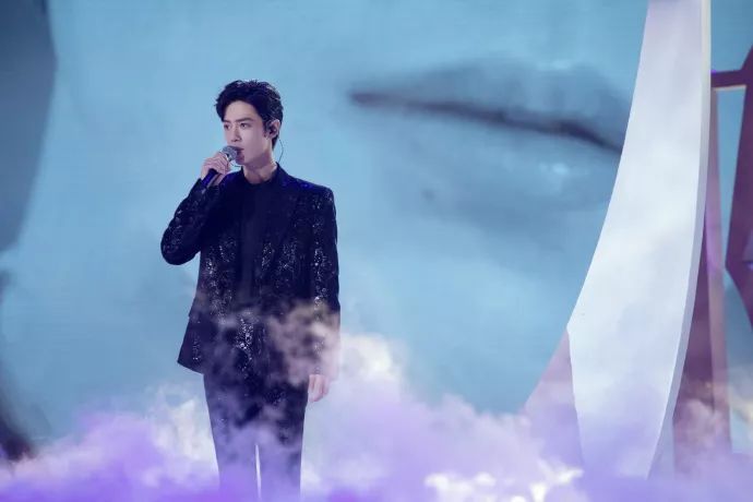 拍摄|肖战回重庆蹲路边吃早餐带火面馆,粉丝向老板求购肖战碗筷