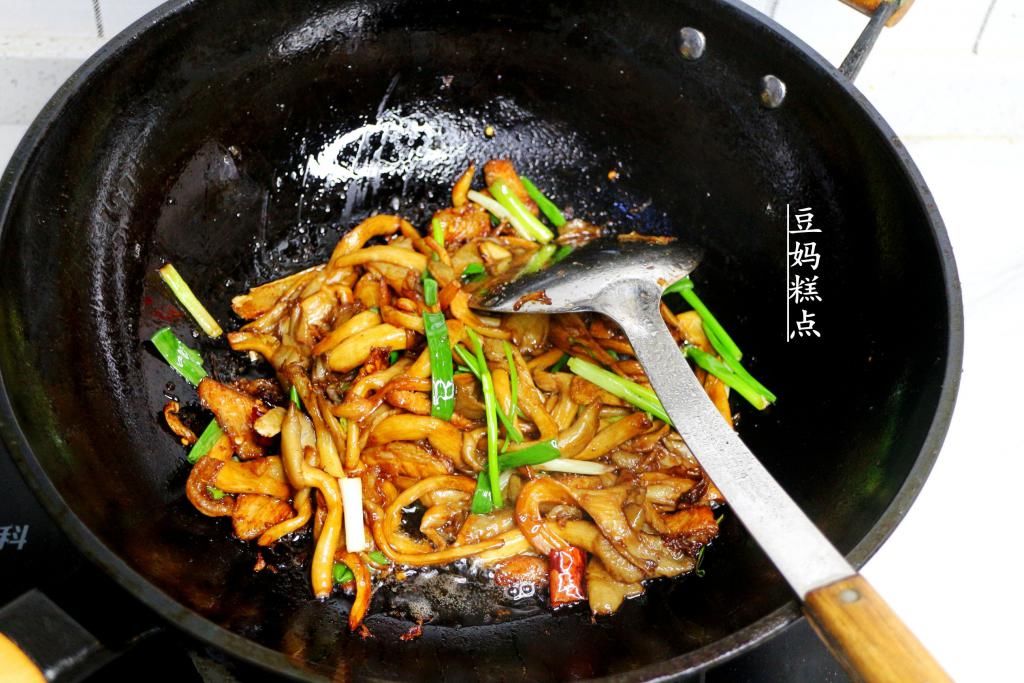  下饭|入秋后，这种菇才越多，简单3分钟爆炒，下饭一流
