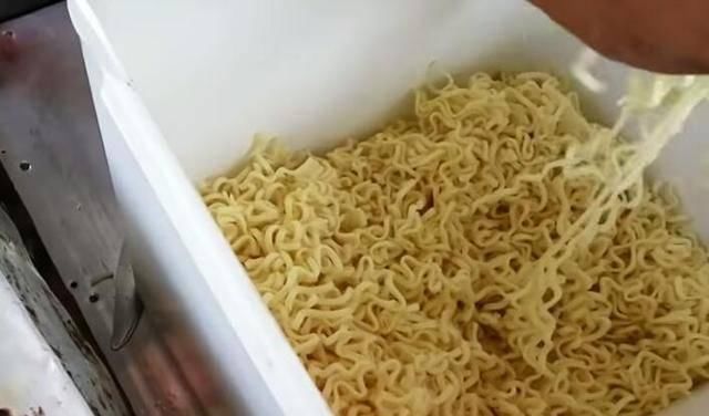  路边|大婶在路边摆摊卖这小吃，路人见了只摇头，试尝后连锅都买走了