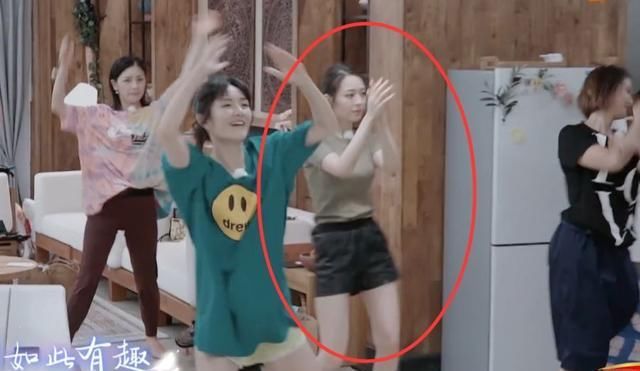  是因为|吉娜称穿针织衫是因为不喜欢减肥，当换上修身连衣裙，身材真实了