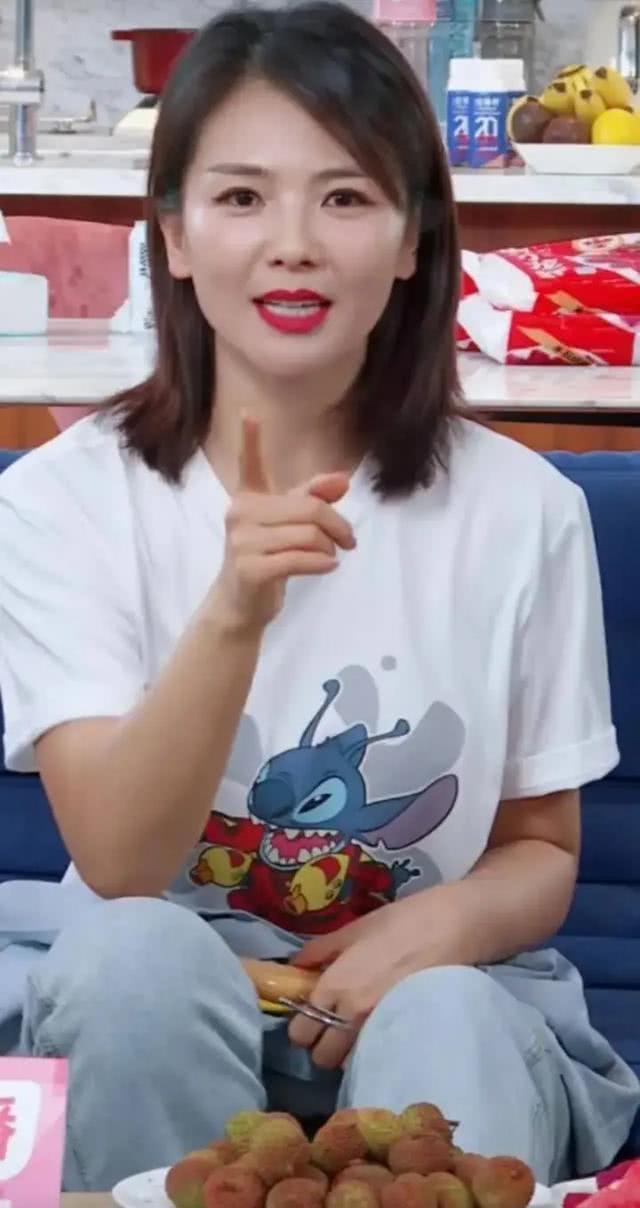 刘涛|刘涛直播间表演倒立,完美S型曲线惊艳众人,网友期待泳衣直播