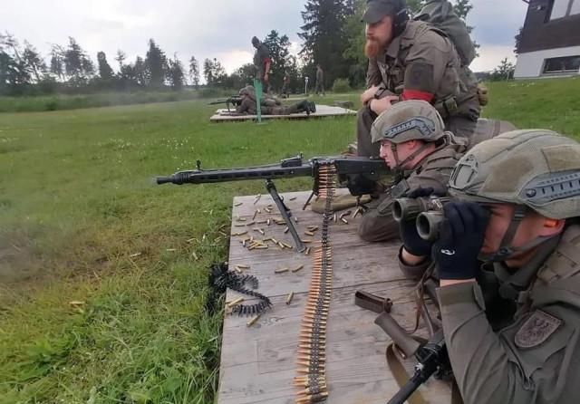  老当益壮|奥地利士兵训练，AUG步枪老当益壮，还能再战三十年