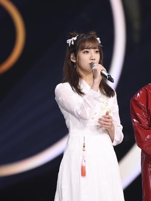 参加|双双退团后,李艺彤参加综艺再次聊起鞠婧祎,称她是自己一辈子达不到的目标