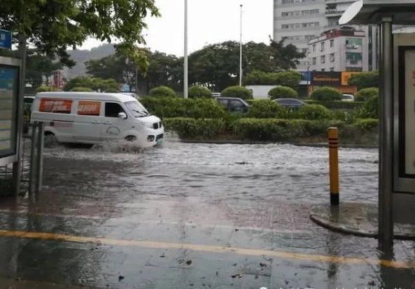 突降|深圳突降大雨，107国道积水成河，开车如开船