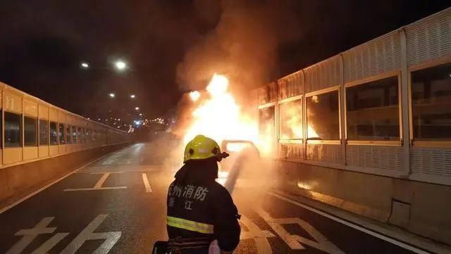  消防员|凌晨，小车高架上熊熊燃烧，后方堵车100多米
