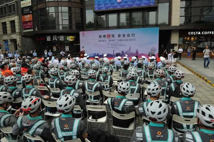 佩戴|交警未系安全带、未佩戴头盔被举报。网友嫌举报麻烦,来教你一招