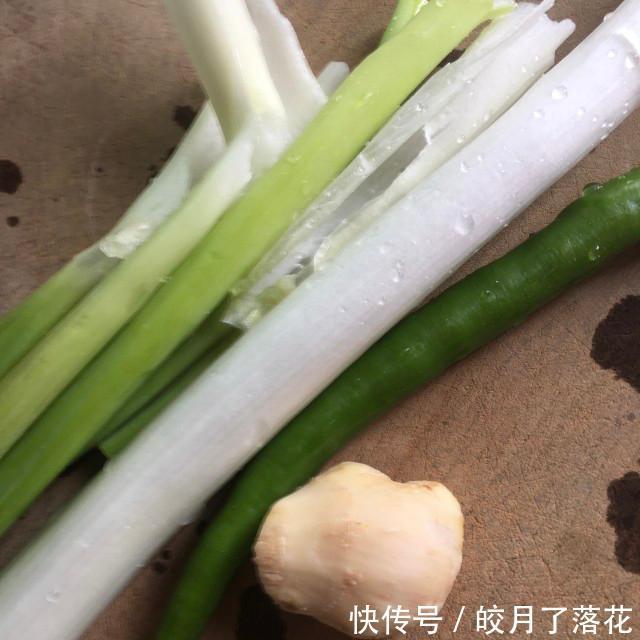  大葱|大葱炒加拿大海参，做法简单，鲜美下饭