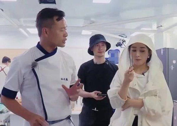  唯唯诺诺|《中餐厅4》女MC不给力，赵丽颖唯唯诺诺，李浩菲光打杂不发言