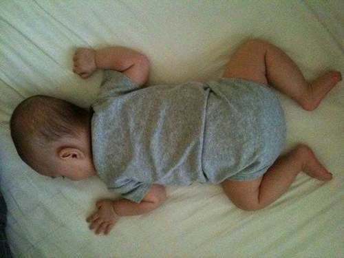 宝宝|新生儿“投降式睡姿”会累吗了解真相后,妈妈再也不给宝宝纠正了