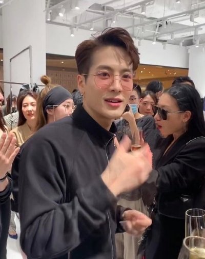  看起来|路人镜头下男星：鹿晗颜值逆生长，杨洋变身小奶狗，他几乎没变？