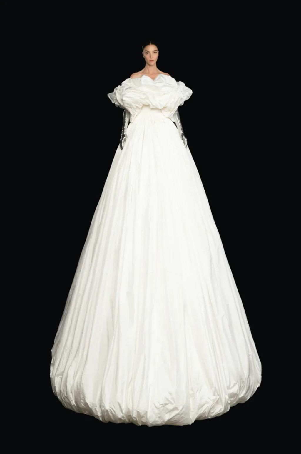  高级|Valentino2020秋冬高级定制，一次人与数码技术的对话