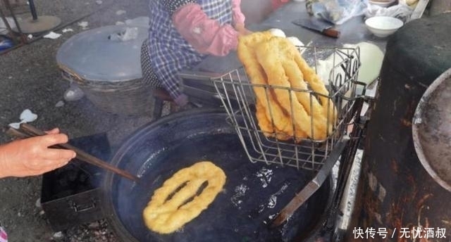 摆摊|六旬老夫妻摆摊卖小吃,20元一碗没人嫌贵,老顾客:就认这个味!
