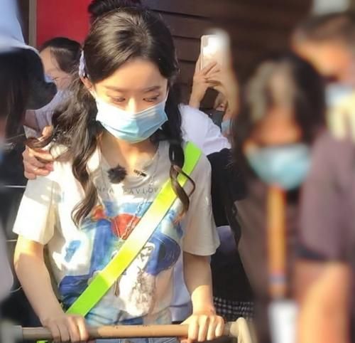  路透|《中餐厅4》路透，赵丽颖超市买食材，镜头下的小蛮腰让人羡慕