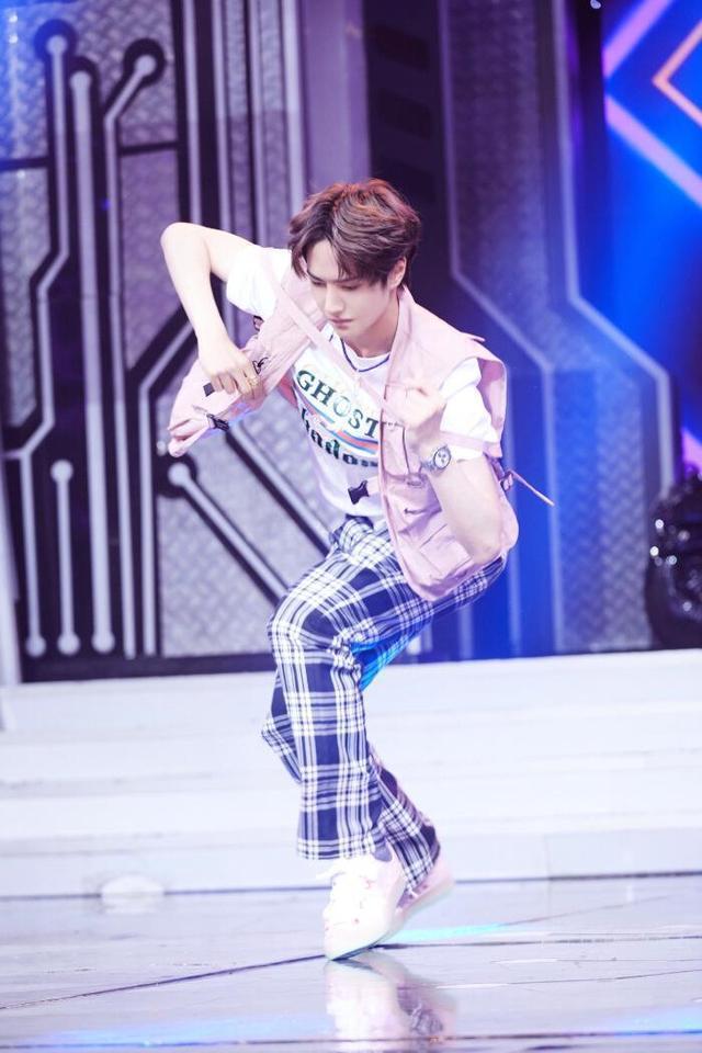  王一博|王一博的舞蹈水平能当街舞队长专业舞者评价偶像中的职业舞者