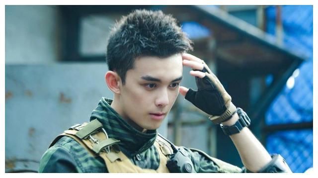  火线|《穿越火线》定档，鹿晗吴磊联手作战，正青春打游戏，热血非常