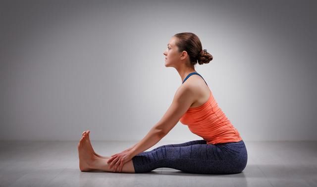 弯腰|微弯腰没多久就会下背不舒服，这到底是怎么一回事呢？