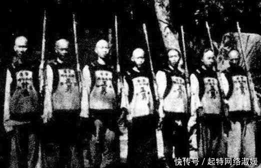 曾国藩|清朝一将领见城墙下青草颜色异常, 下令用热汤灌进, 随即惨叫