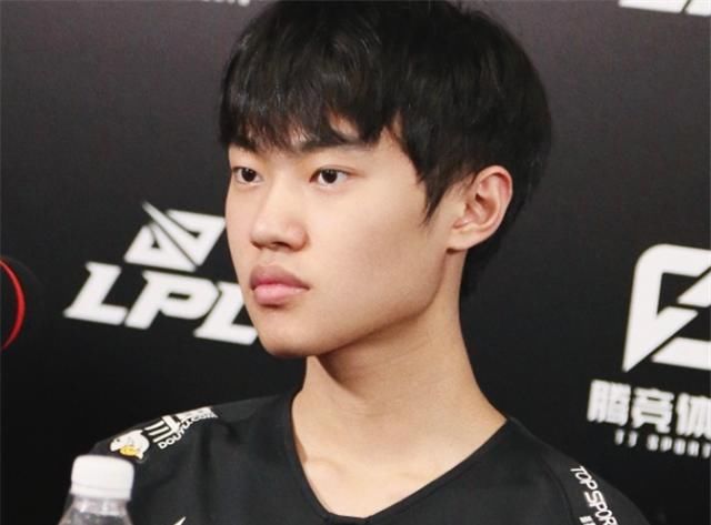 TES|都错怪TES教练了？其实他才是队中最carry的人，夏季赛冠军差点飞走