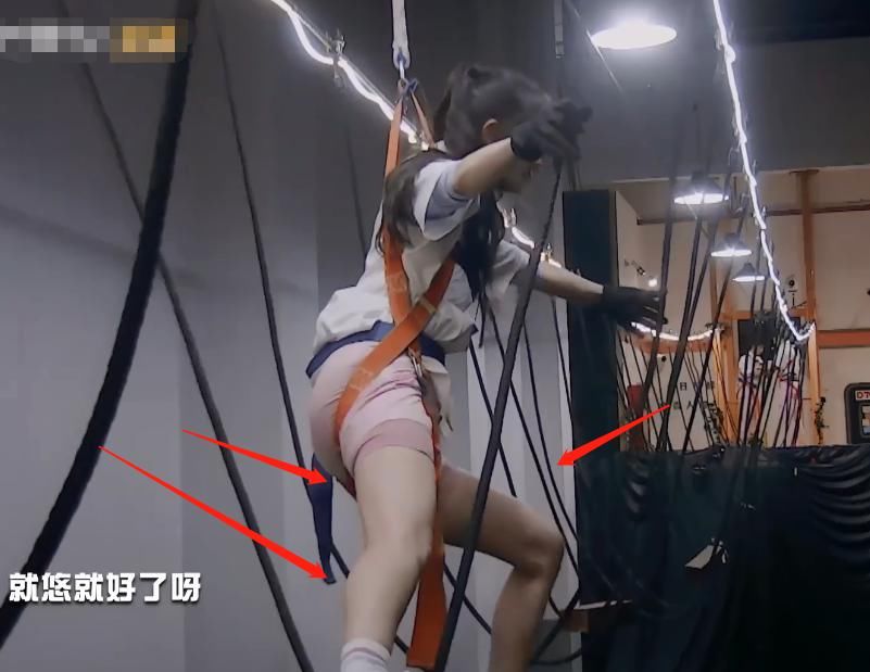  杨幂的腿|《密逃》嘉宾挑战高空滑索，看到特写中的杨幂，这腿是认真的吗？