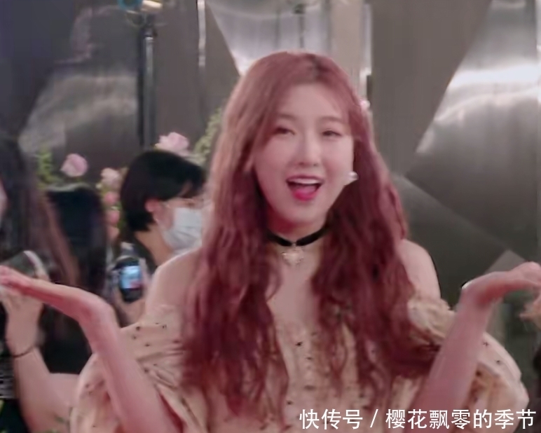  进场|陈卓璇被王一桥牵着手进场，我却关注家长的反应，称呼显得有点甜