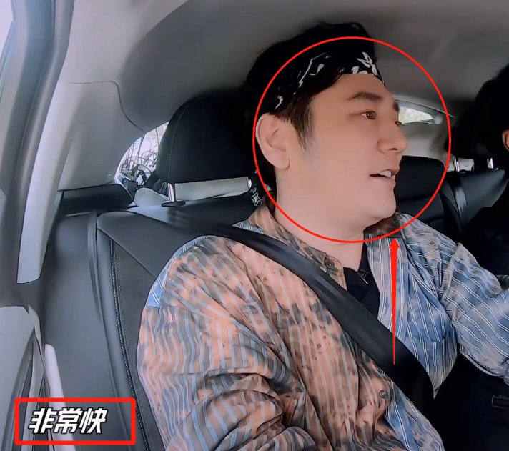  王一博|王一博开车单手摸方向盘，得知他开摩托车的速度，才懂车技有多好