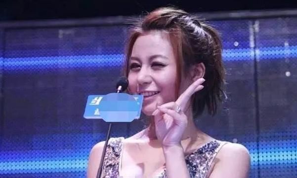 坐在|那个“宁愿坐在宝马里哭”的拜金女孩马诺,十年过去,她笑了吗?