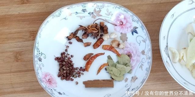 做法|炖鱼时,别直接下锅,40年大厨教你正确做法,鱼肉鲜香又劲道
