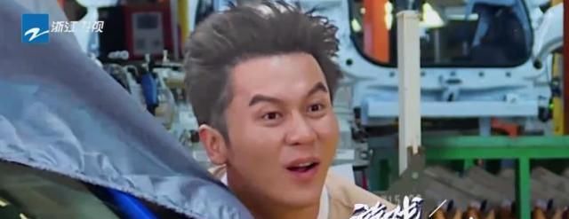  敬业|Baby有多敬业？玩游戏裙子被吹起一角！她的下意识动作堪称教科书